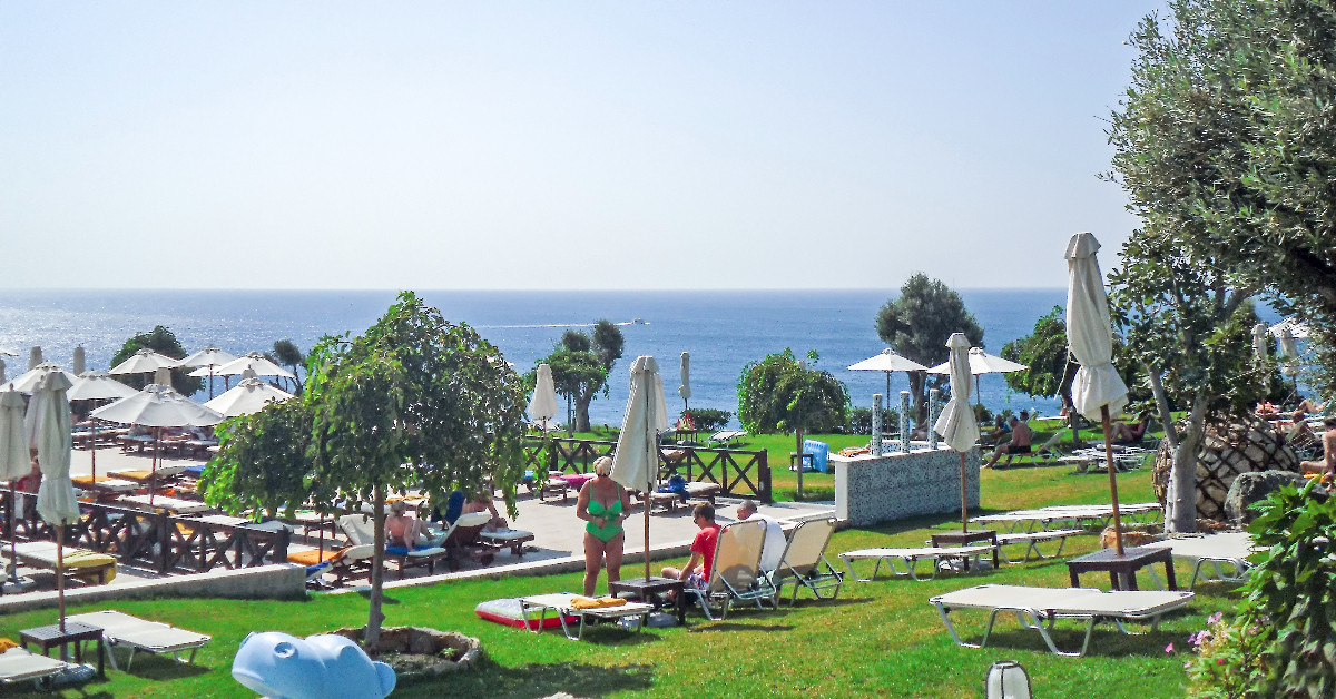 Hotel Kalithea Horizon Royal (Rhodos) - Liegewiese am Pool