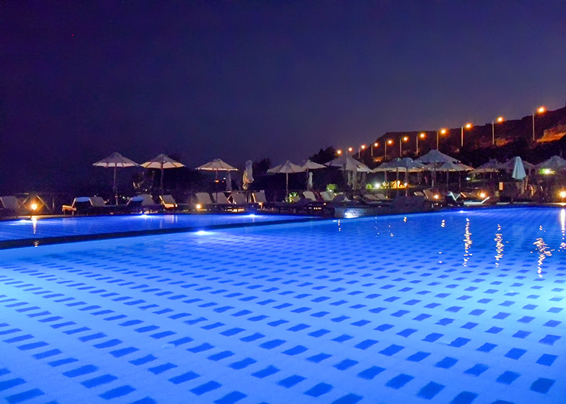 Hotel Kalithea Horizon Royal (Rhodos) - bei Nacht beleuchteter Pool