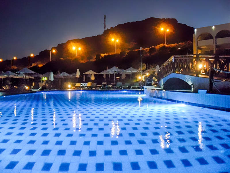 Hotel Kalithea Horizon Royal (Rhodos) - bei Nacht beleuchteter Swimmingpool