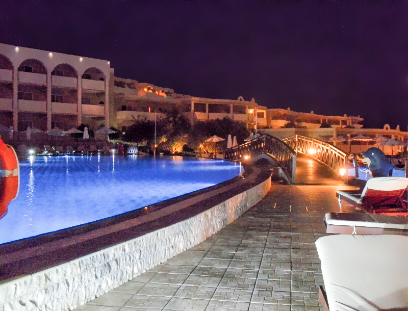 Hotel Kalithea Horizon Royal (Rhodos) - Pool und Hotelgebäude bei Nacht