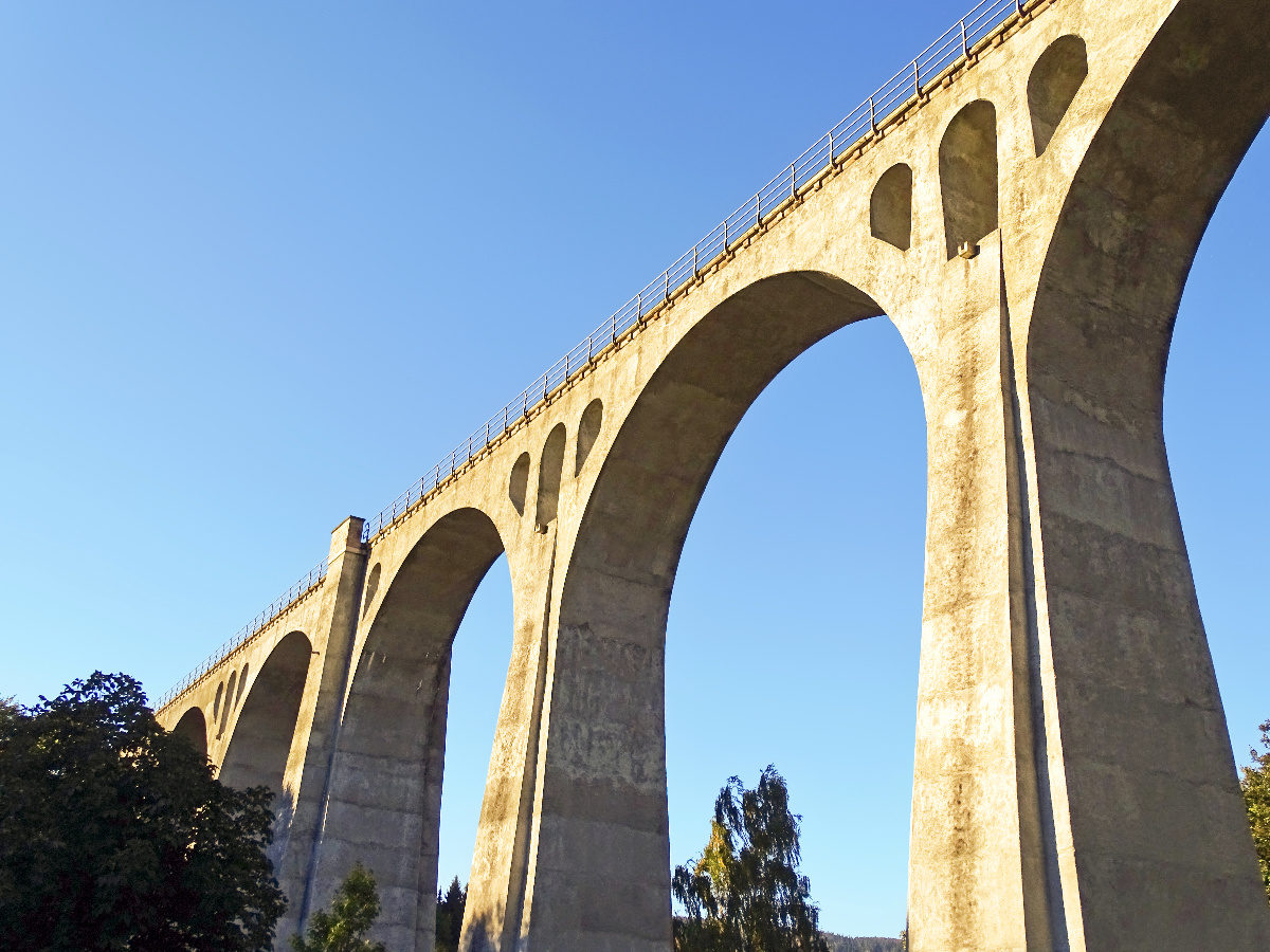 Eisenbahnbrücke Willinger Viadukt im Abendlicht