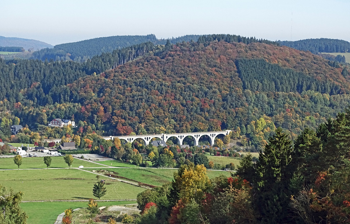 Blick vom Ettelsberg zur Eisenbahnbrücke Willinger Viadukt