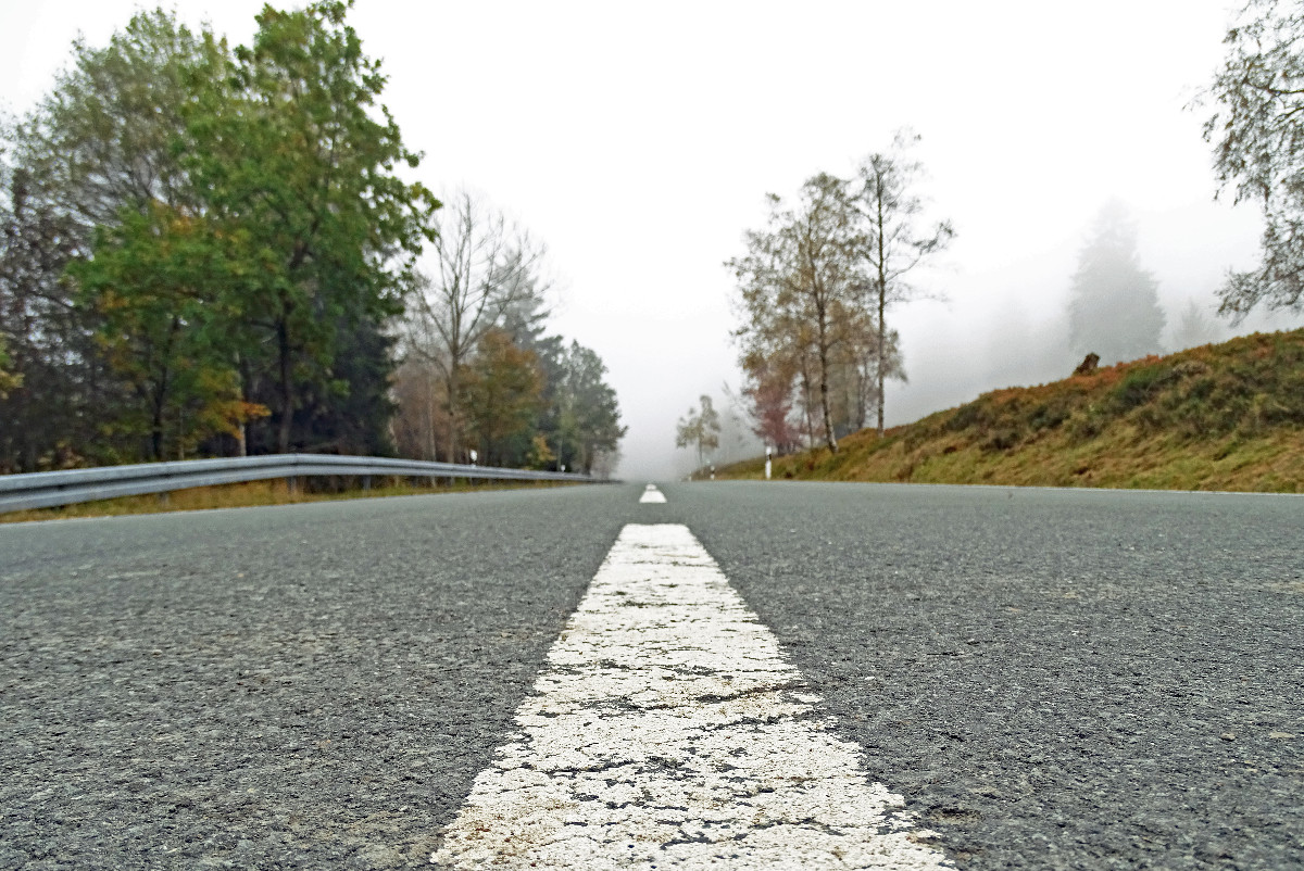 Neblige Bergstraße bei Willingen im Sauerland