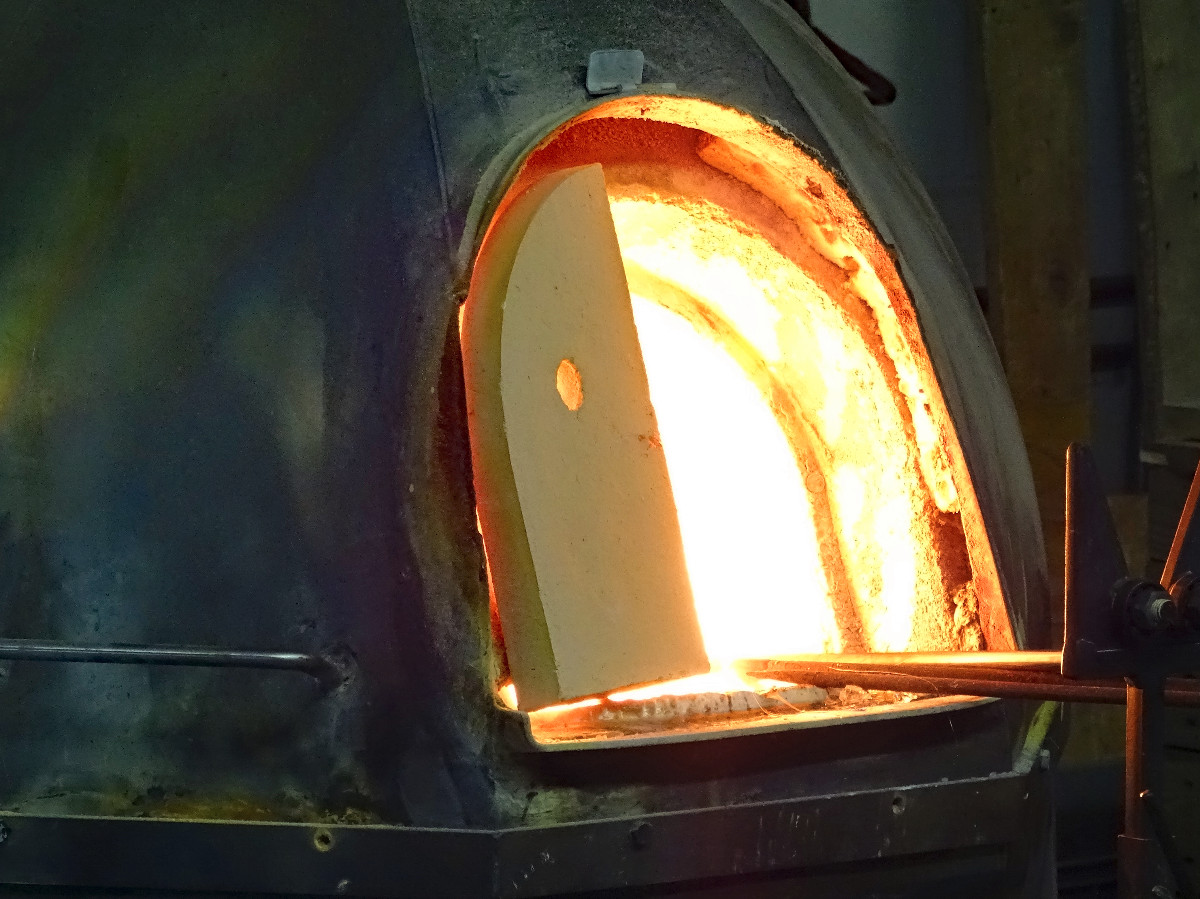 Glühend heißer Schmelzofen in der Glasmanufaktur Willingen (Sauerland)