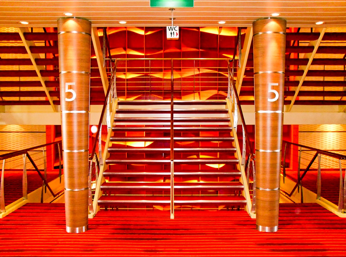 AIDAblu (AIDA Cruises) - Treppenhaus (Deck 5)