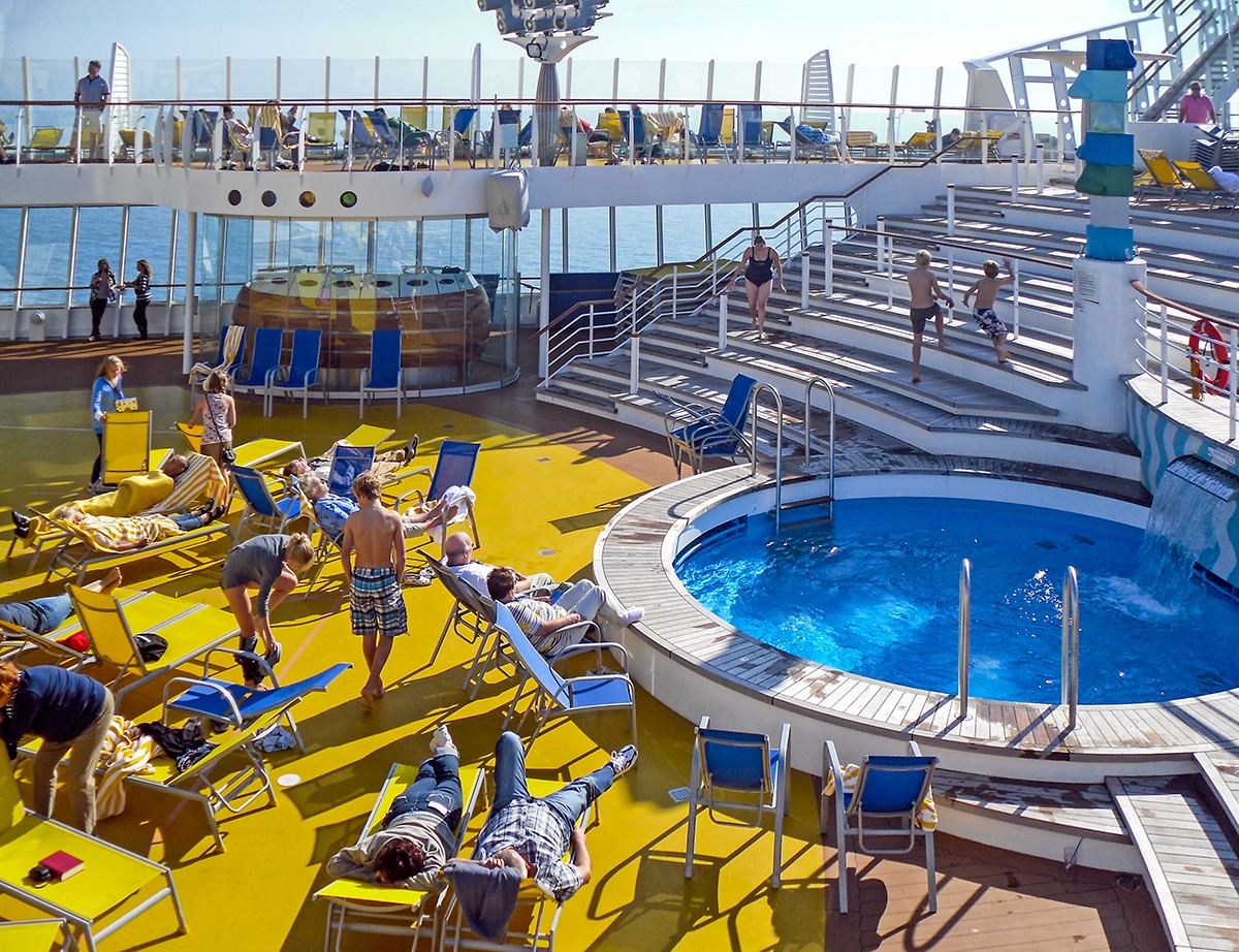 AIDAblu (AIDA Cruises) - Sonnendecks mit Pool (Decks 11 und 12)
