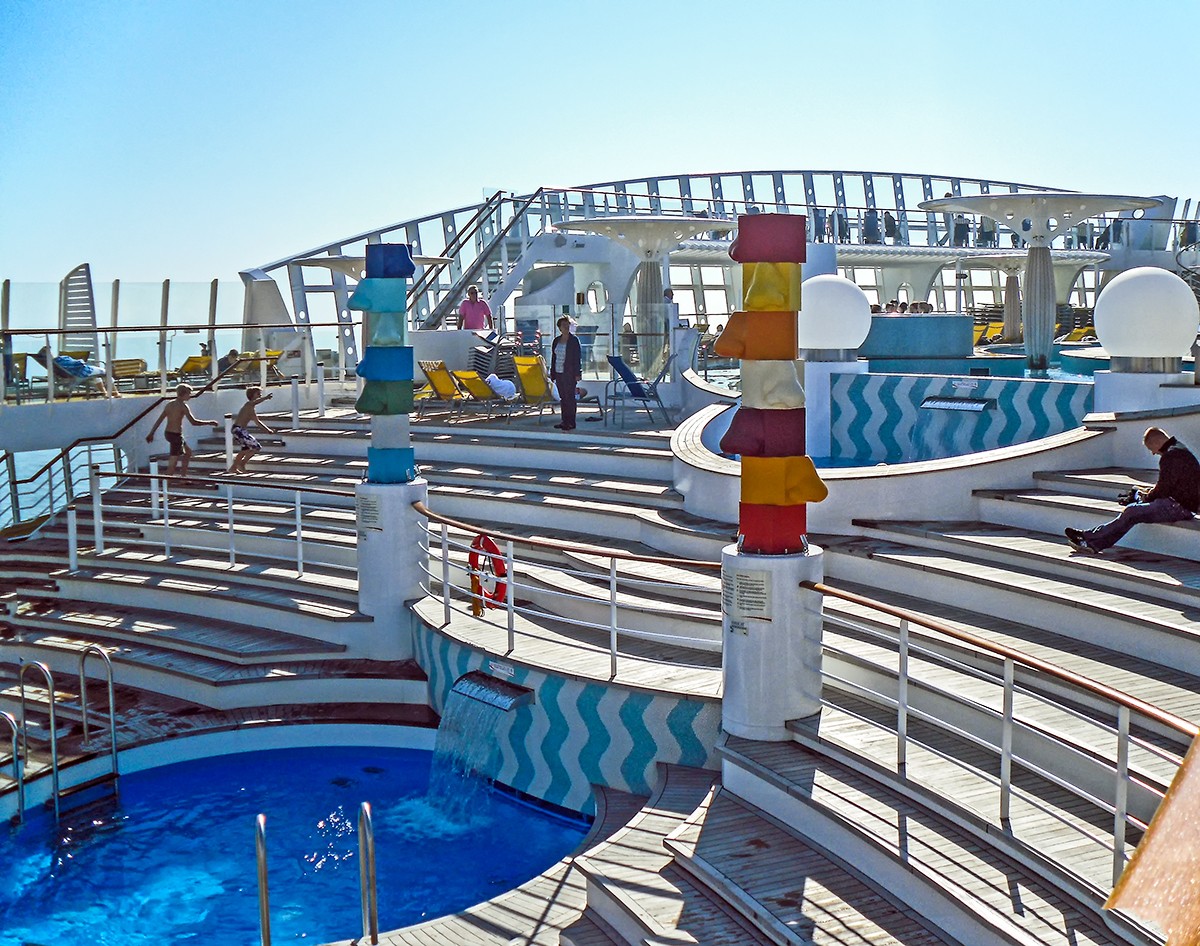 AIDAblu (AIDA Cruises) - Sonnendecks mit Pool (Decks 11 bis 15)