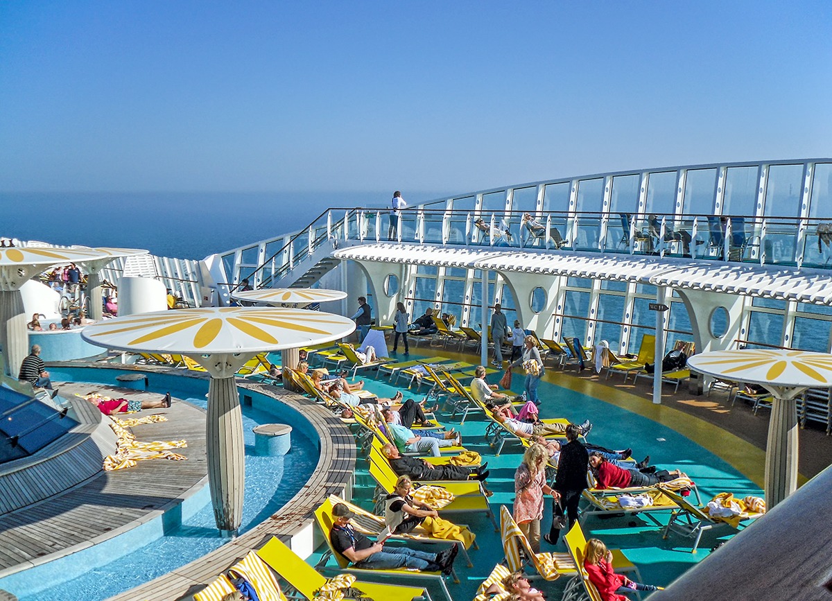AIDAblu (AIDA Cruises) - Sonnendeck mit Planschbecken (Deck 12)