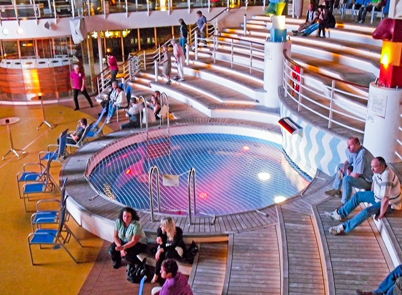 AIDAblu (AIDA Cruises) - Sonnendeck mit winzigem Pool (Deck 11)