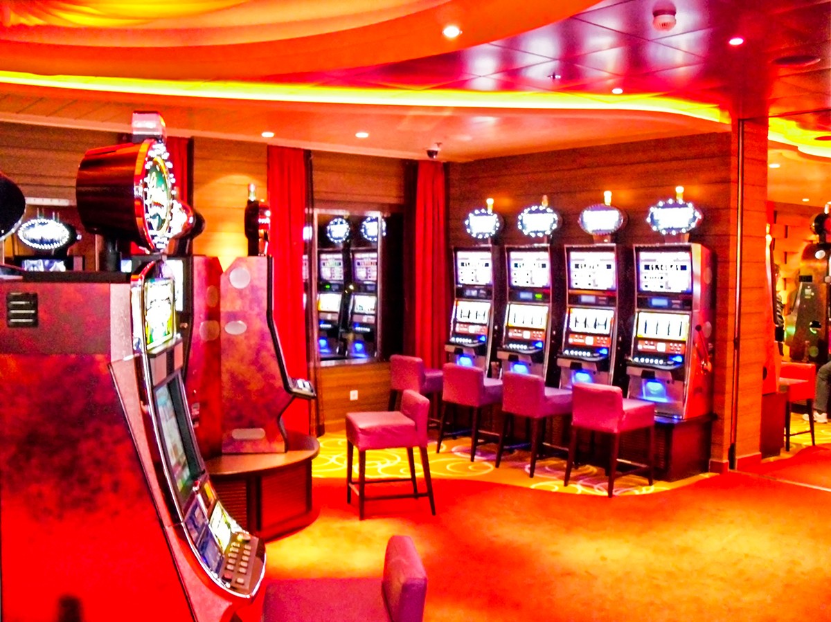 AIDAblu (AIDA Cruises) - Casino mit Spielautomaten (Deck 10)