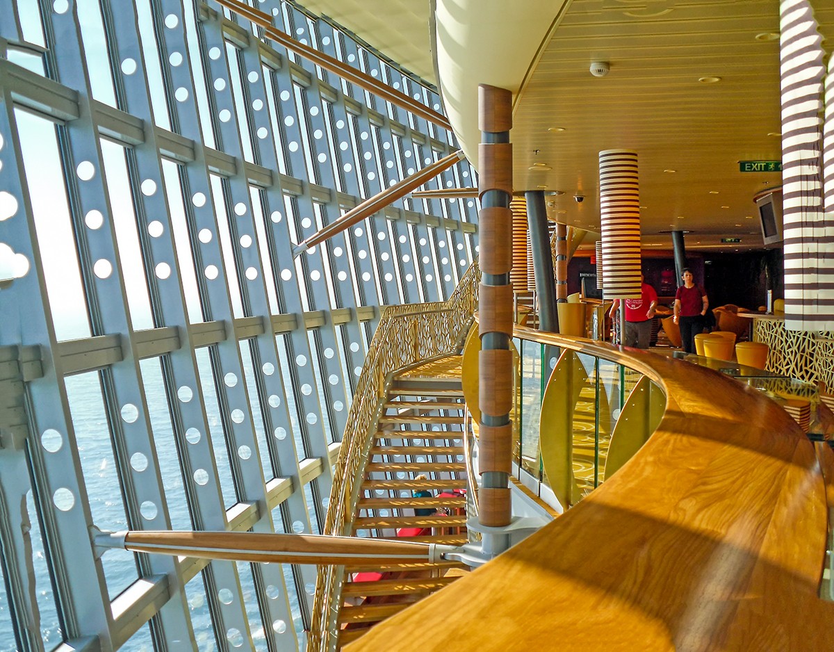 AIDAblu (AIDA Cruises) - Glasfassade des Theatriums (Deck 10)