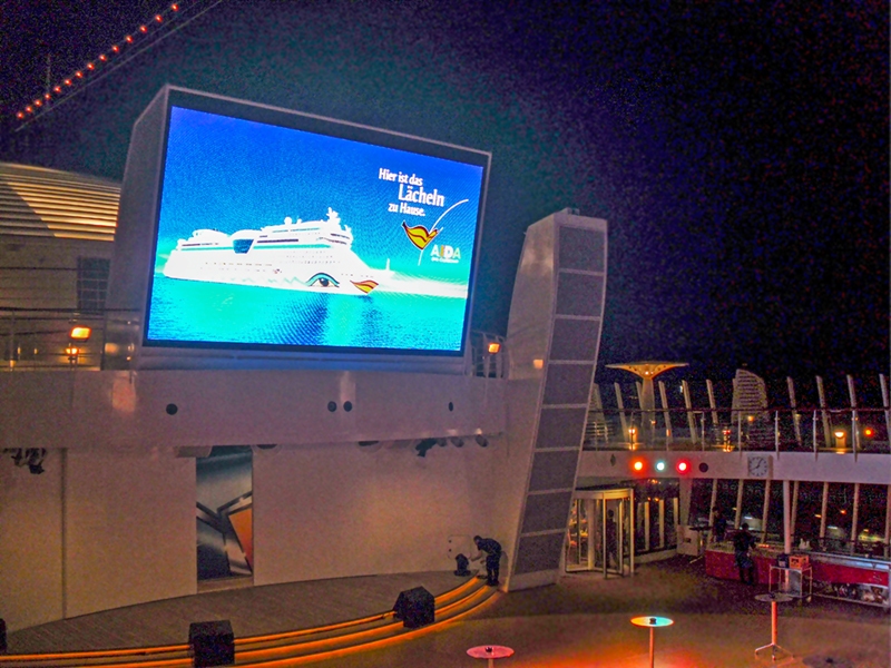 AIDAblu (AIDA Cruises) - Videowand auf Deck 14 bei Nacht