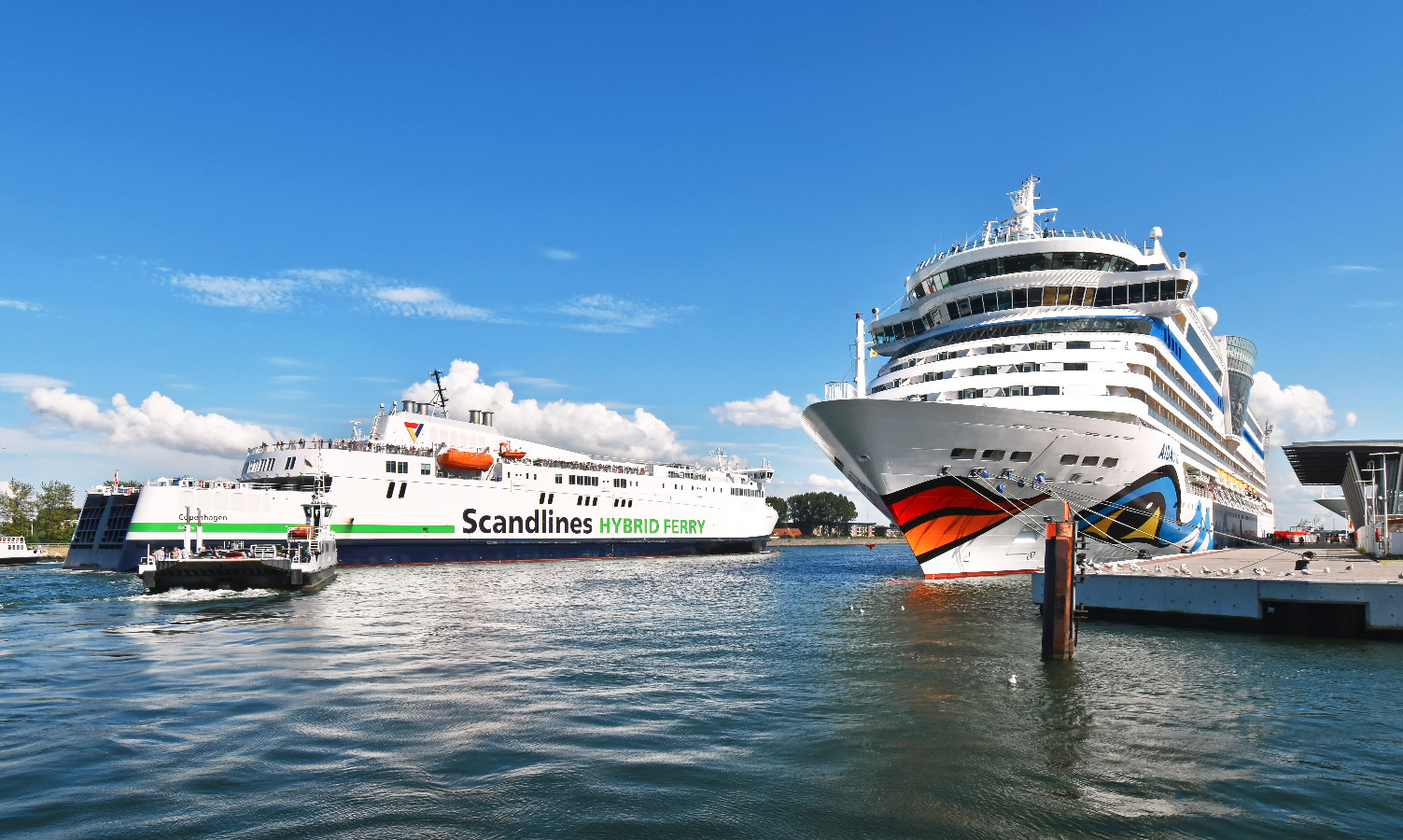 Schiffe auf dem Seekanal in Warnemünde: AIDAdiva, Scandlines Copenhagen,...