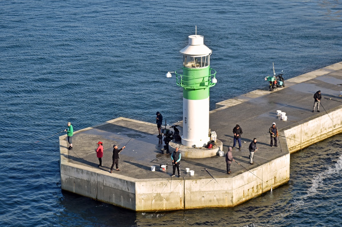 Aarhus (Dänemark) - Fischer am Leuchtturm auf der Mole