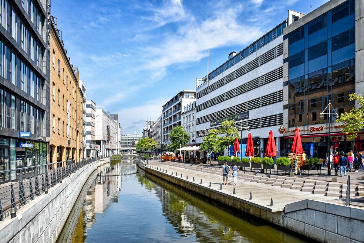 Aarhus (Dänemark) - Restaurants und Cafés an der Promenade Åboulevarden