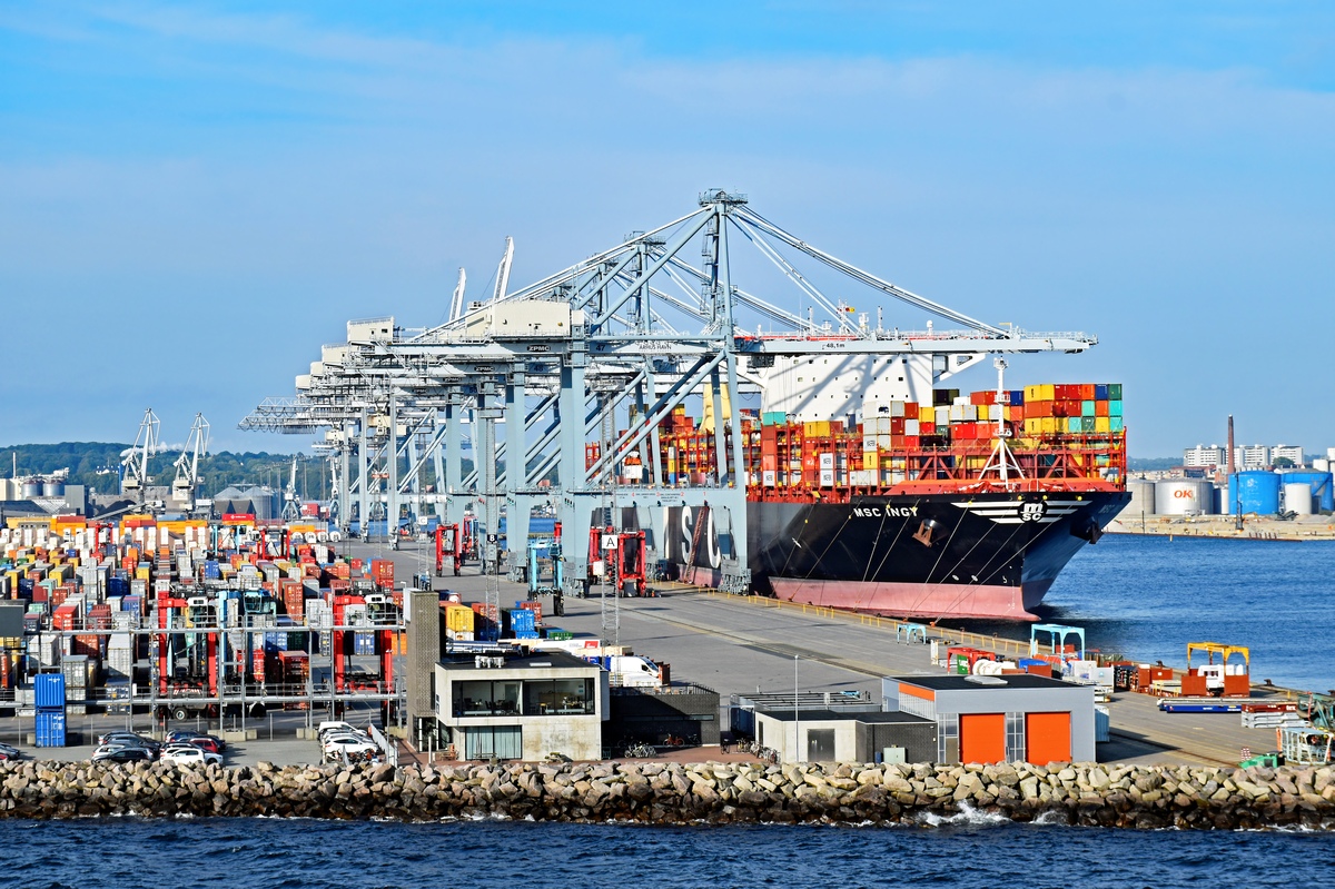 Frachtschiff am Containerterminal im Hafen von Aarhus (Dänemark)