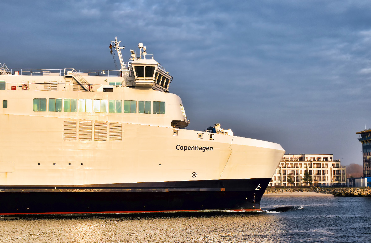 Fähre COPENHAGEN der Reederei Scandlines auf dem Seekanal in Warnemünde
