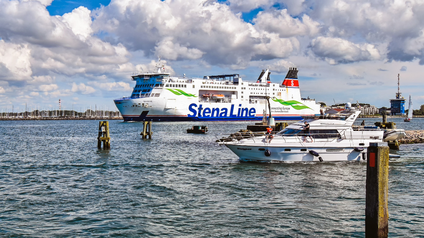 Fährschiff M/S SKÅNE der Reederei Stena Line auf dem Seekanal in Warnemünde