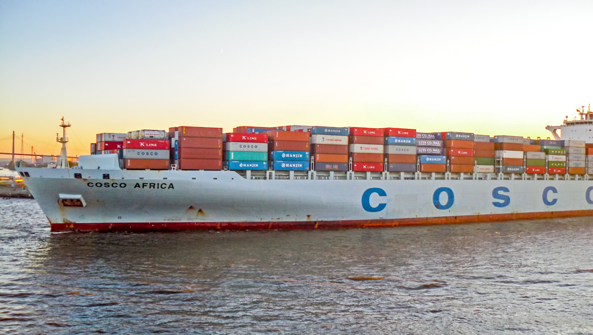 Frachtschiff COSCO AFRICA (IMO: 9345439) im Hafen von Hamburg (Deutschland)