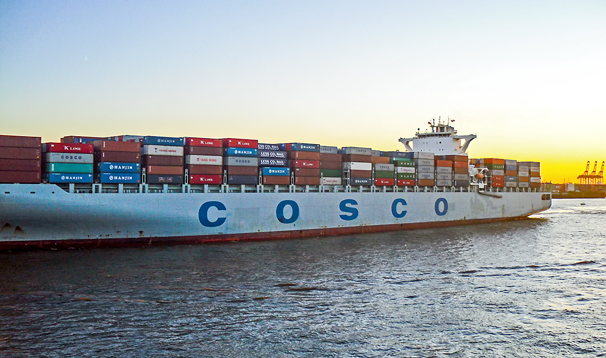 Frachtschiff COSCO AFRICA (IMO: 9345439) im Hafen von Hamburg (Deutschland)