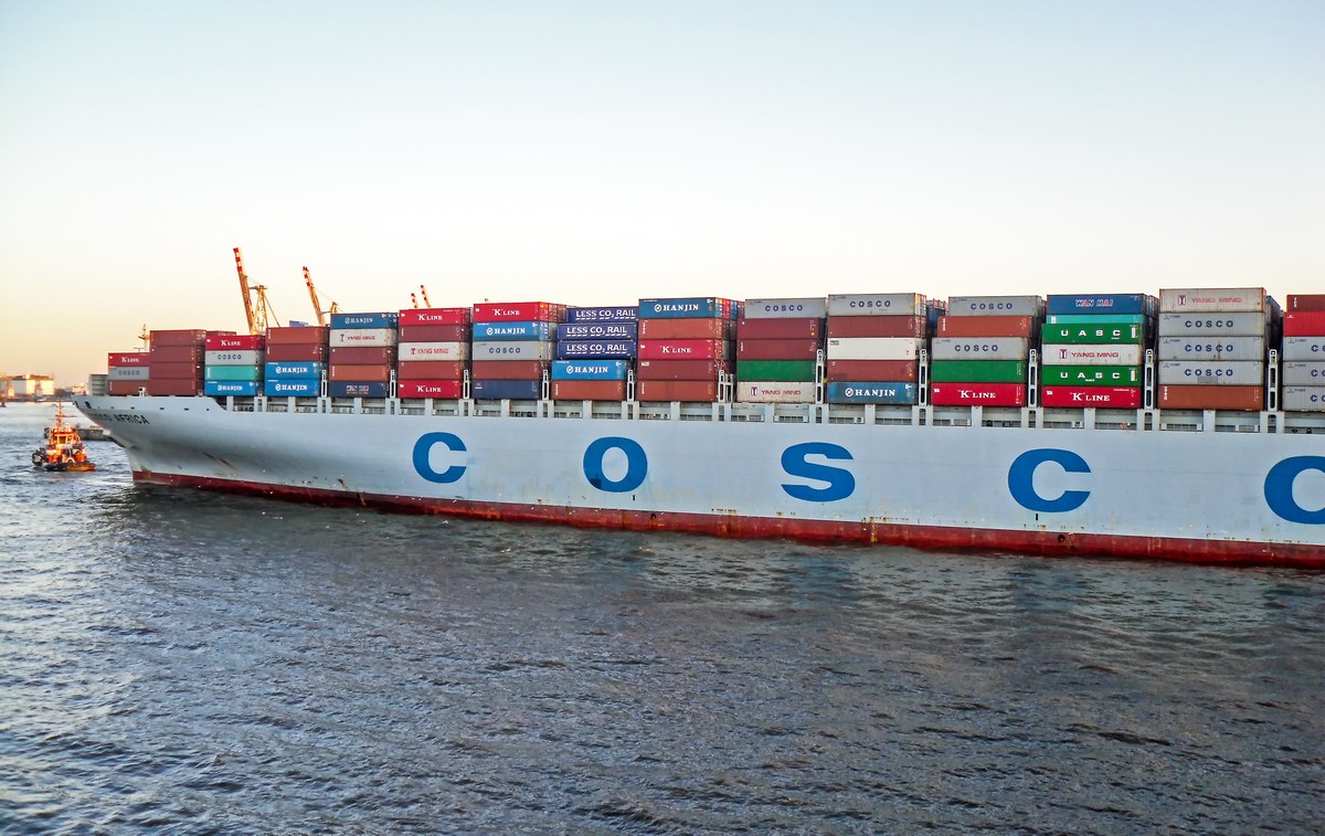 Containerschiff COSCO AFRICA (IMO: 9345439) im Hafen von Hamburg (Deutschland)