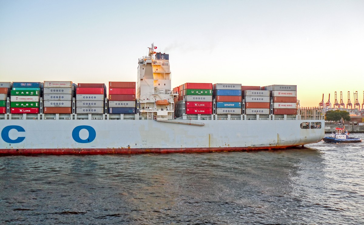 Containerschiff COSCO AFRICA (IMO: 9345439) im Hafen von Hamburg (Deutschland)