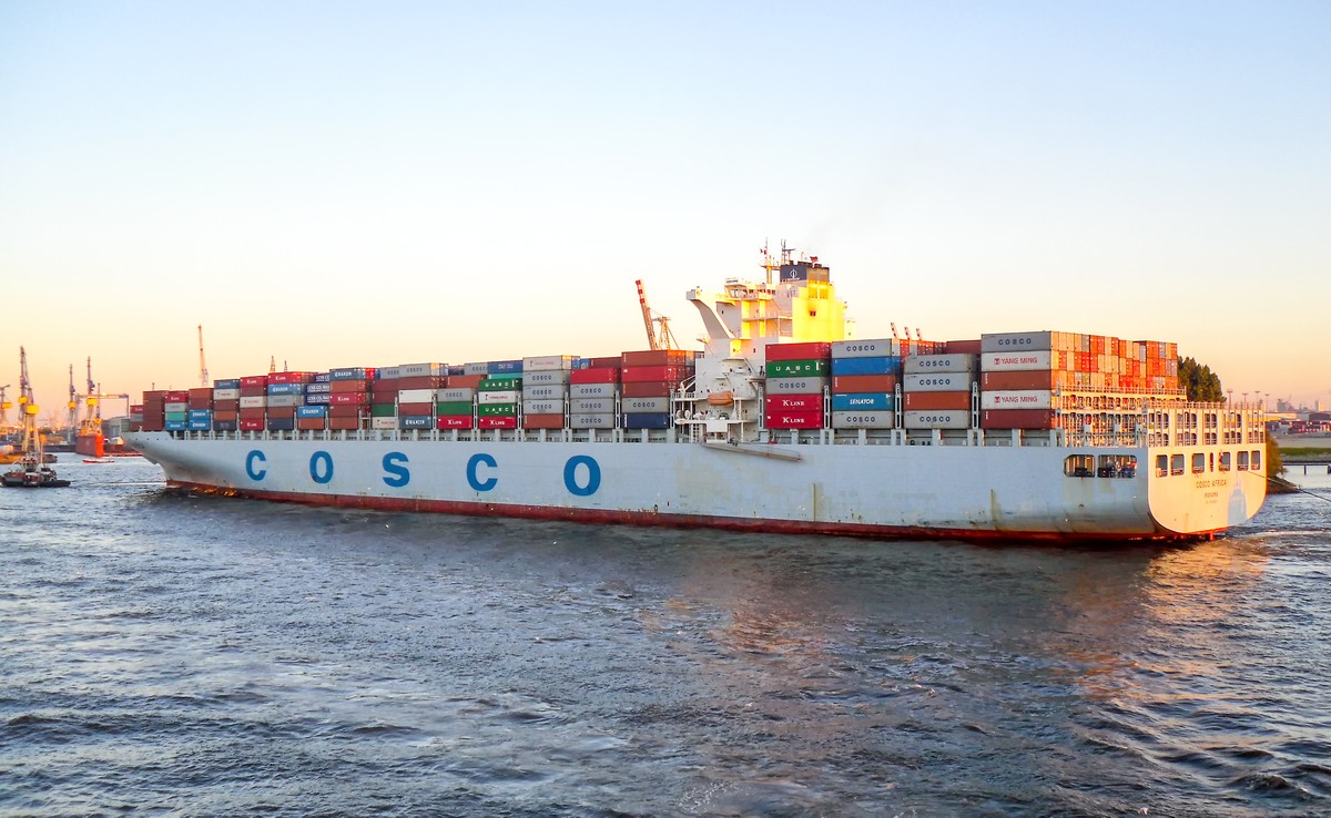 Containerschiff COSCO AFRICA (IMO: 9345439) von COSCO SHIPPING Lines im Hafen von Hamburg (Deutschland)