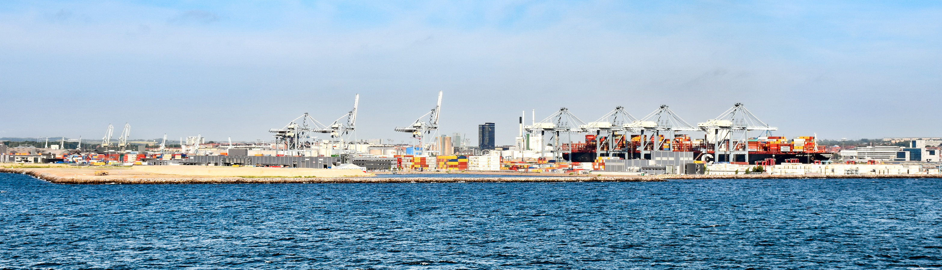Containerschiff MSC INGY (IMO: 9755945) im Hafen von Aarhus (Dänemark)