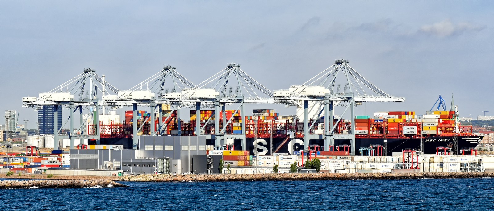 Containerschiff MSC INGY (IMO: 9755945) im Hafen von Aarhus (Dänemark)