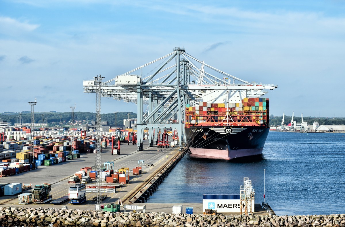 Containerschiff MSC INGY (IMO: 9755945) im Hafen von Aarhus (Dänemark)