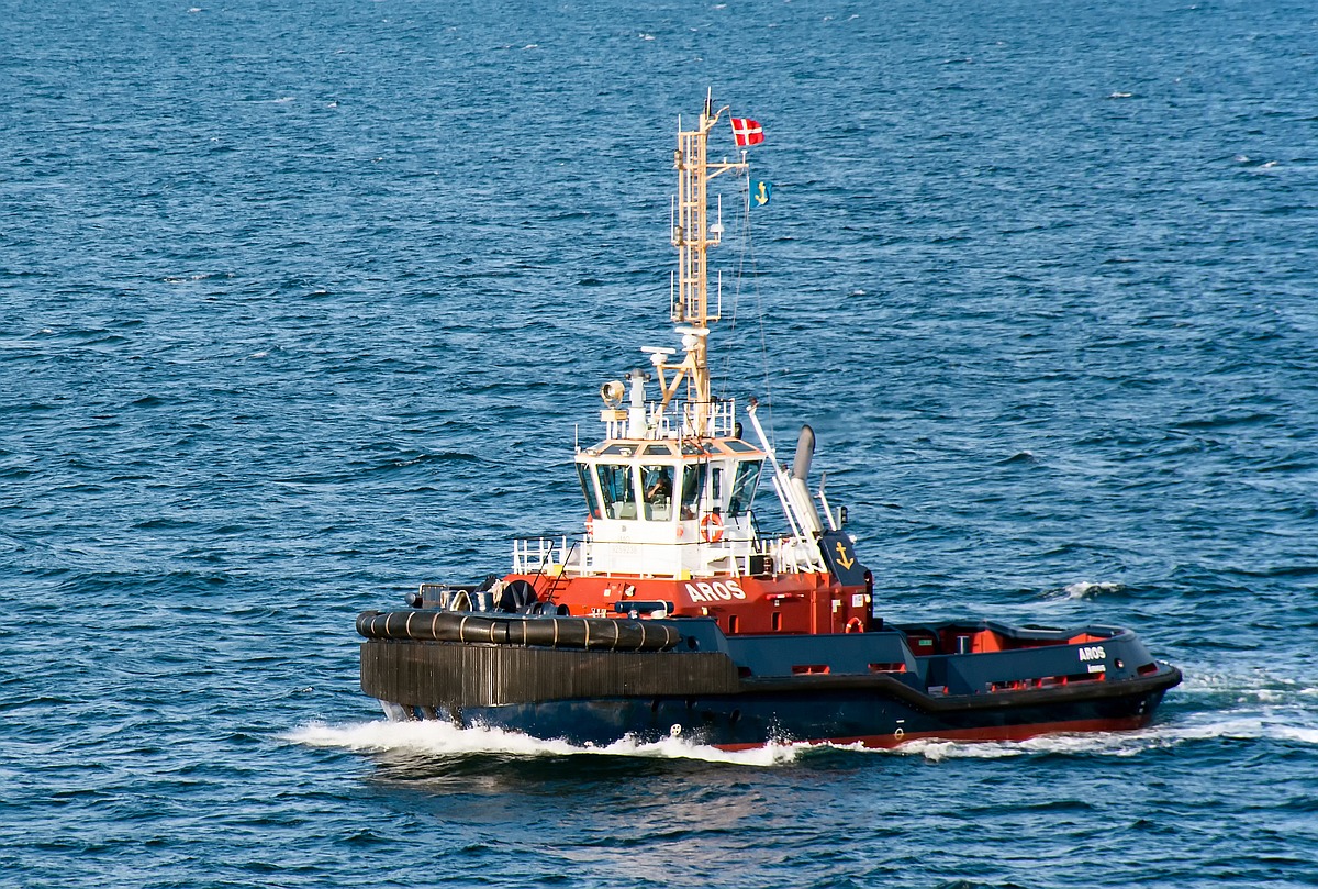Schlepper AROS (IMO: 9259238) vor dem Hafen von Aarhus in Dänemark