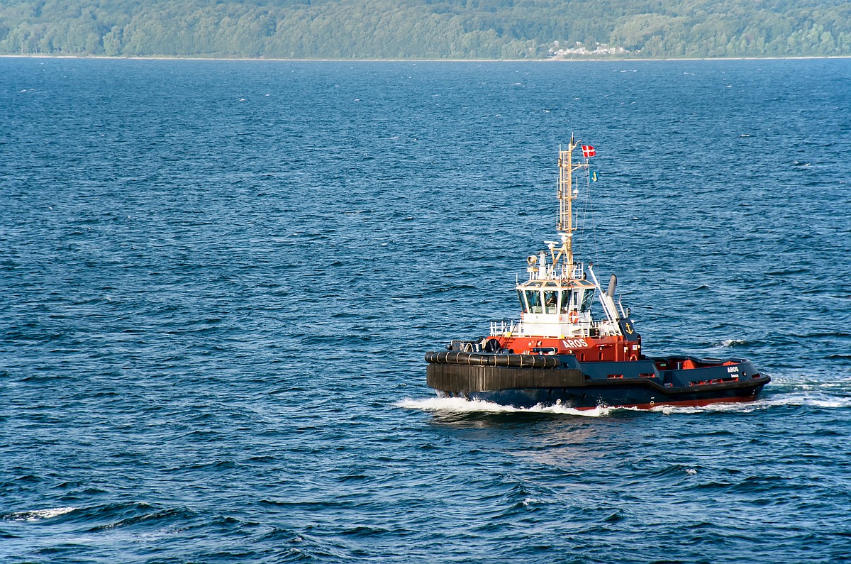 Schlepper AROS (IMO: 9259238) vor dem Hafen von Aarhus in Dänemark