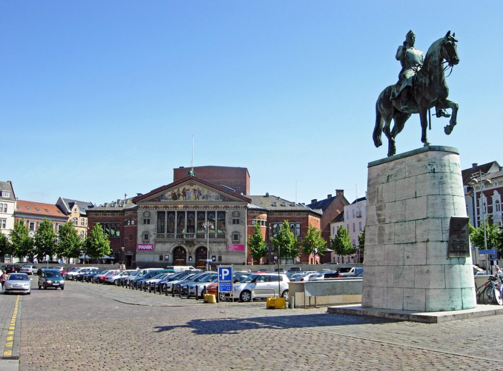 Bispetorvet mit der Reiterstatue in Aarhus (Dänemark)