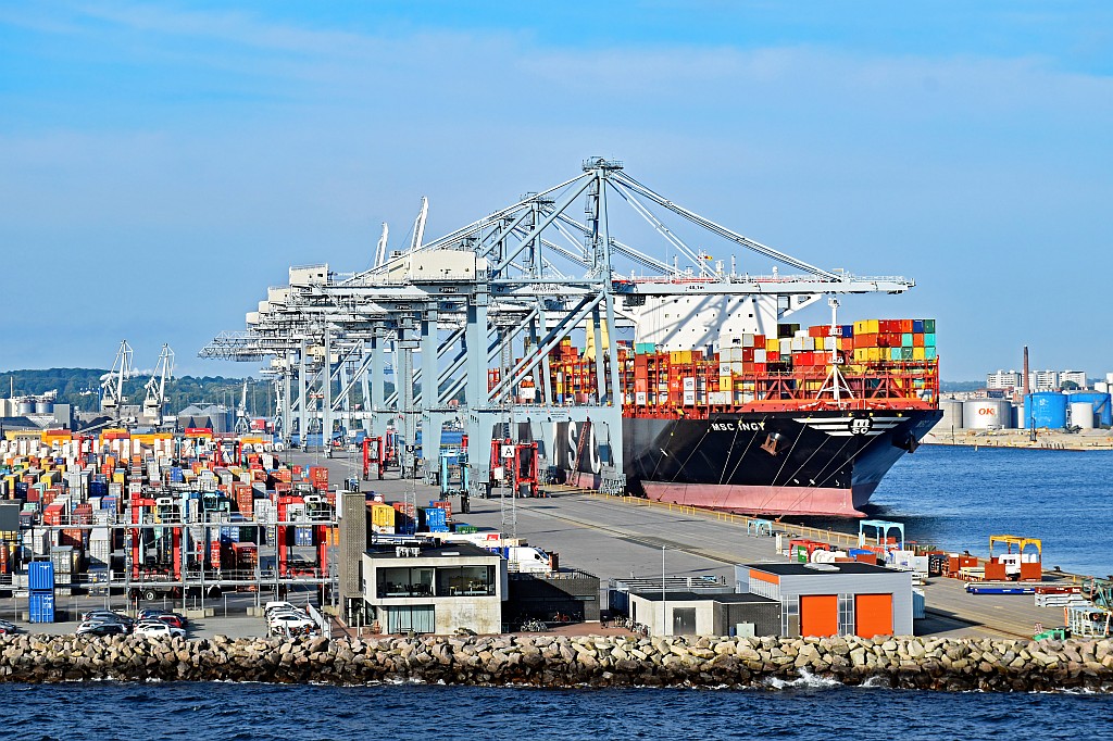 Frachtschiff am Containerterminal im Hafen von Aarhus (Dänemark)