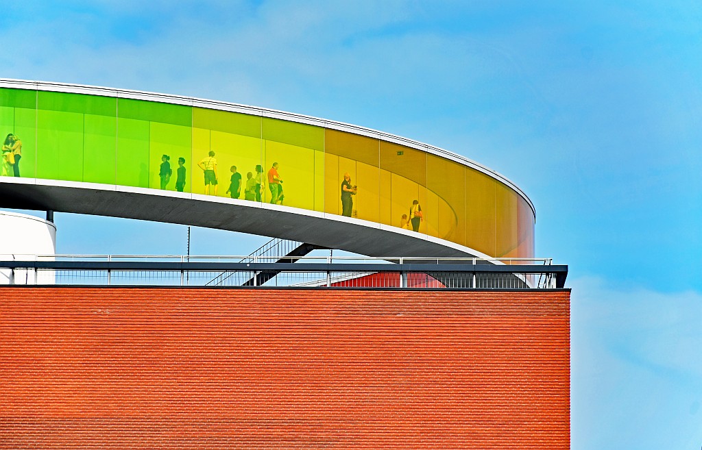 „Your rainbow panorama“ auf dem Dach des ARoS Aarhus Kunstmuseums (Dänemark)