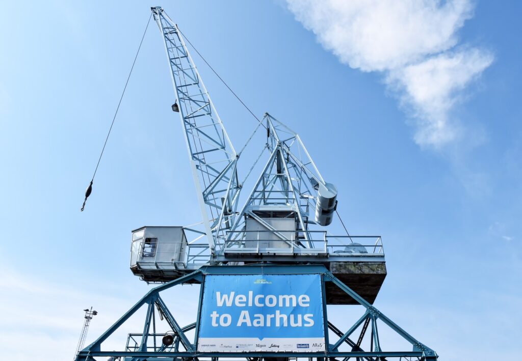 "Welcome to Aarhus" - alter Hafenkran in Aarhus in Dänemark