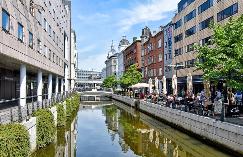 Fluss Aarhus Å im Zentrum von Aarhus in Dänemark
