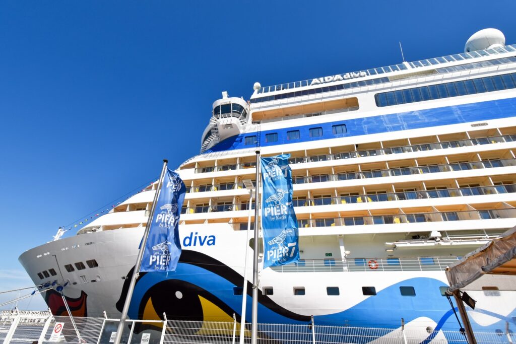 Kreuzfahrtschiff AIDAdiva von AIDA Cruises in Warnemünde
