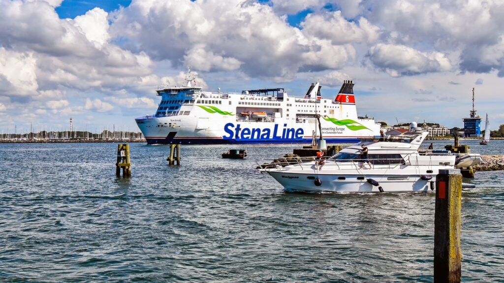 Fährschiff M/S SKÅNE der Reederei Stena Line auf dem Seekanal in Warnemünde