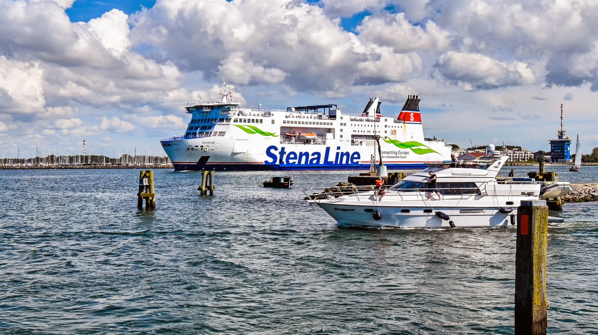 Fährschiff M/S SKÅNE der Reederei Stena Line auf dem Seekanal in Warnemünde