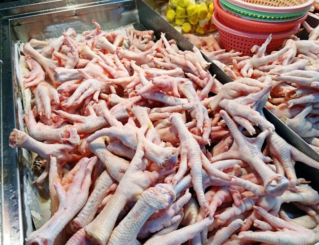 Rohe Hühnerfüße auf dem Java Road Market in Hongkong