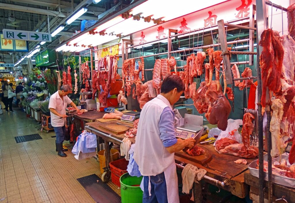 Verkaufsstand mit frischem Fleisch auf dem Java Road Market in North Point, Hongkong