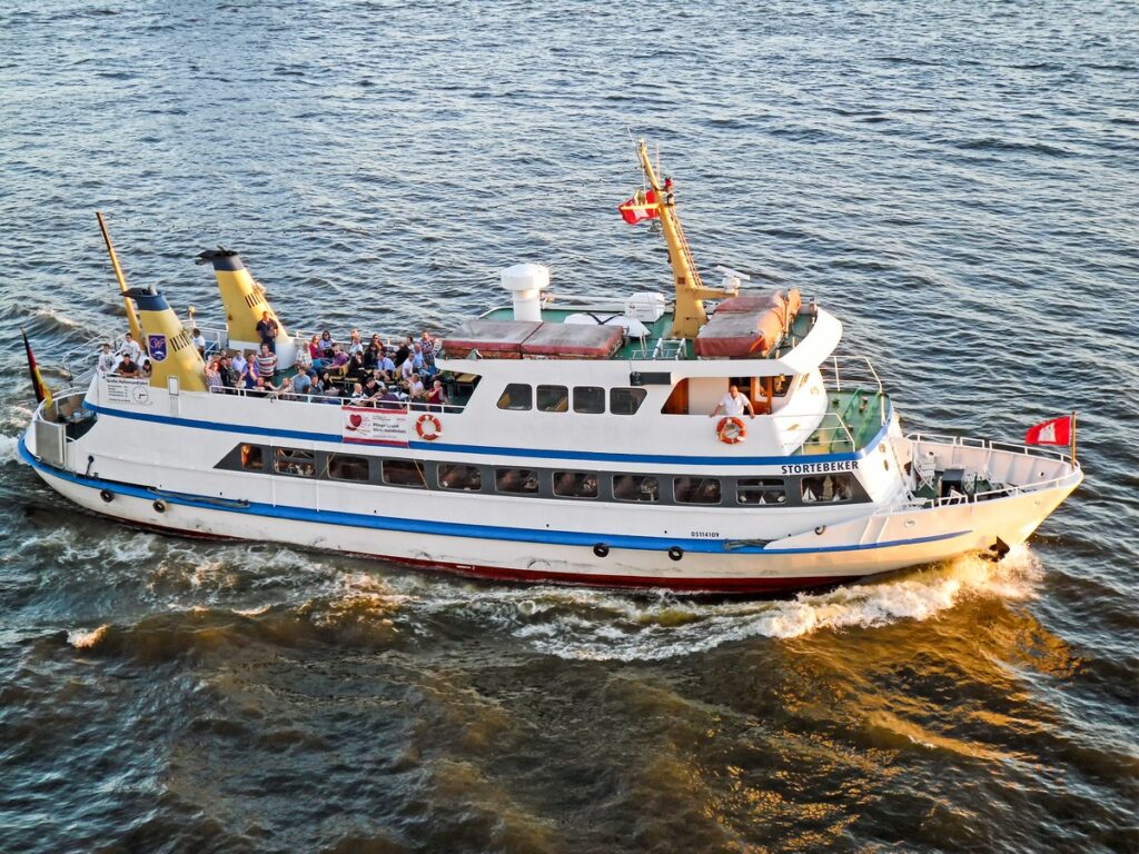 Fahrgastschiff STÖRTEBEKER im Hafen von Hamburg (Deutschland)