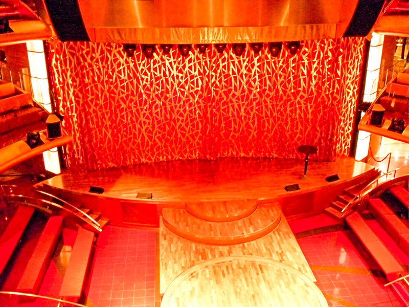 AIDAblu (AIDA Cruises) - Theatrium in der Mitte des Schiffes