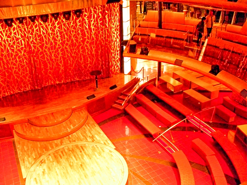 AIDAblu (AIDA Cruises) - Theatrium in der Mitte des Schiffes