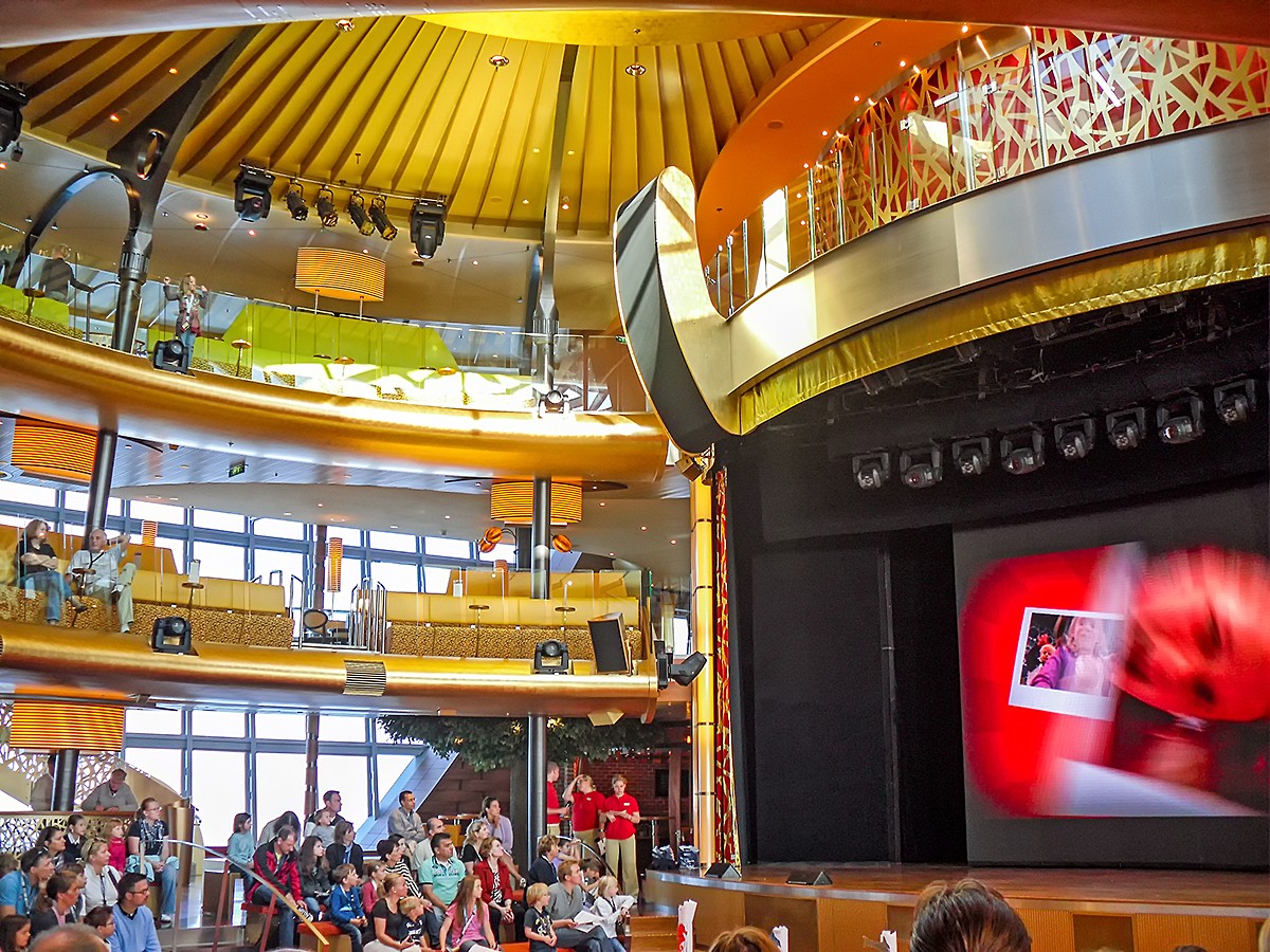 AIDAblu (AIDA Cruises) - Theatrium in der Mitte des Schiffes
