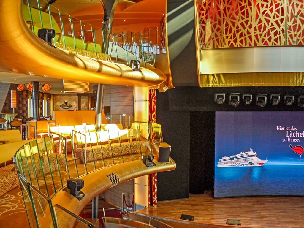 AIDAblu (AIDA Cruises) - Theatrium, Blick von Deck 10