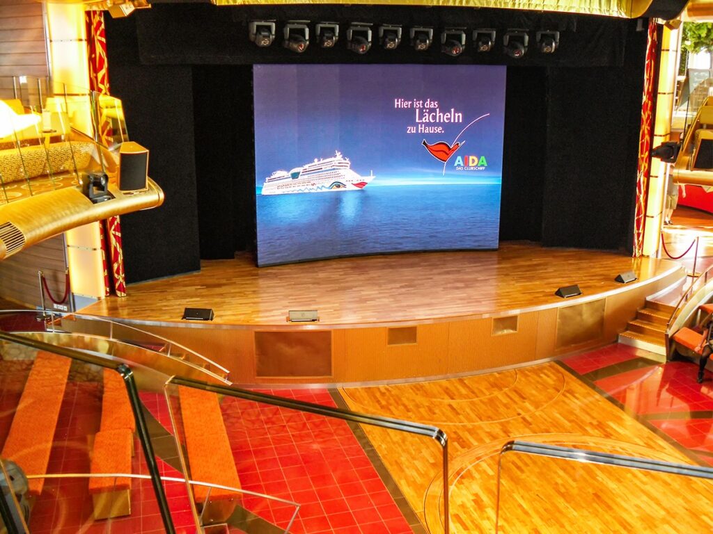 AIDAblu (AIDA Cruises) - Bühne im Theatrium