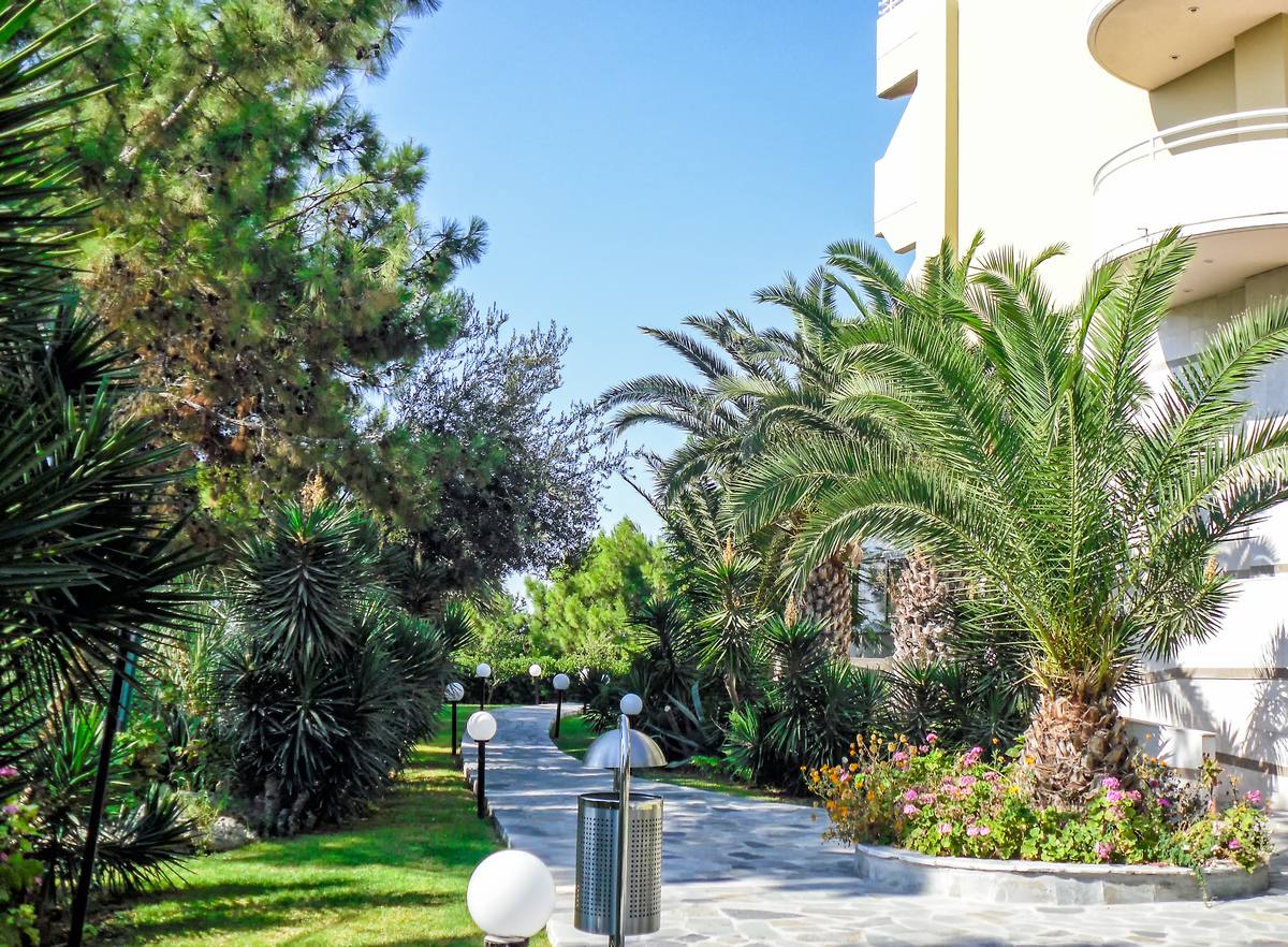 Hotel Kalithea Mare Palace (Rhodos) - Garten am Hauptgebäude