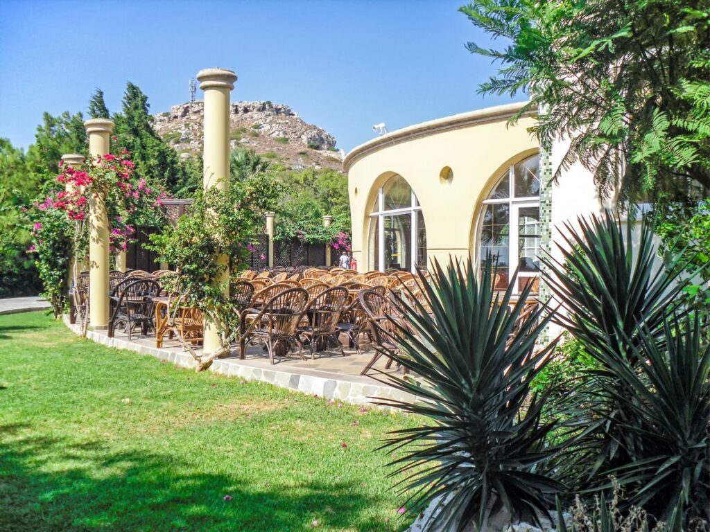 Hotel Kalithea Mare Palace (Rhodos) - Sitzplätze auf der Terrasse der Bar "Kalithea"